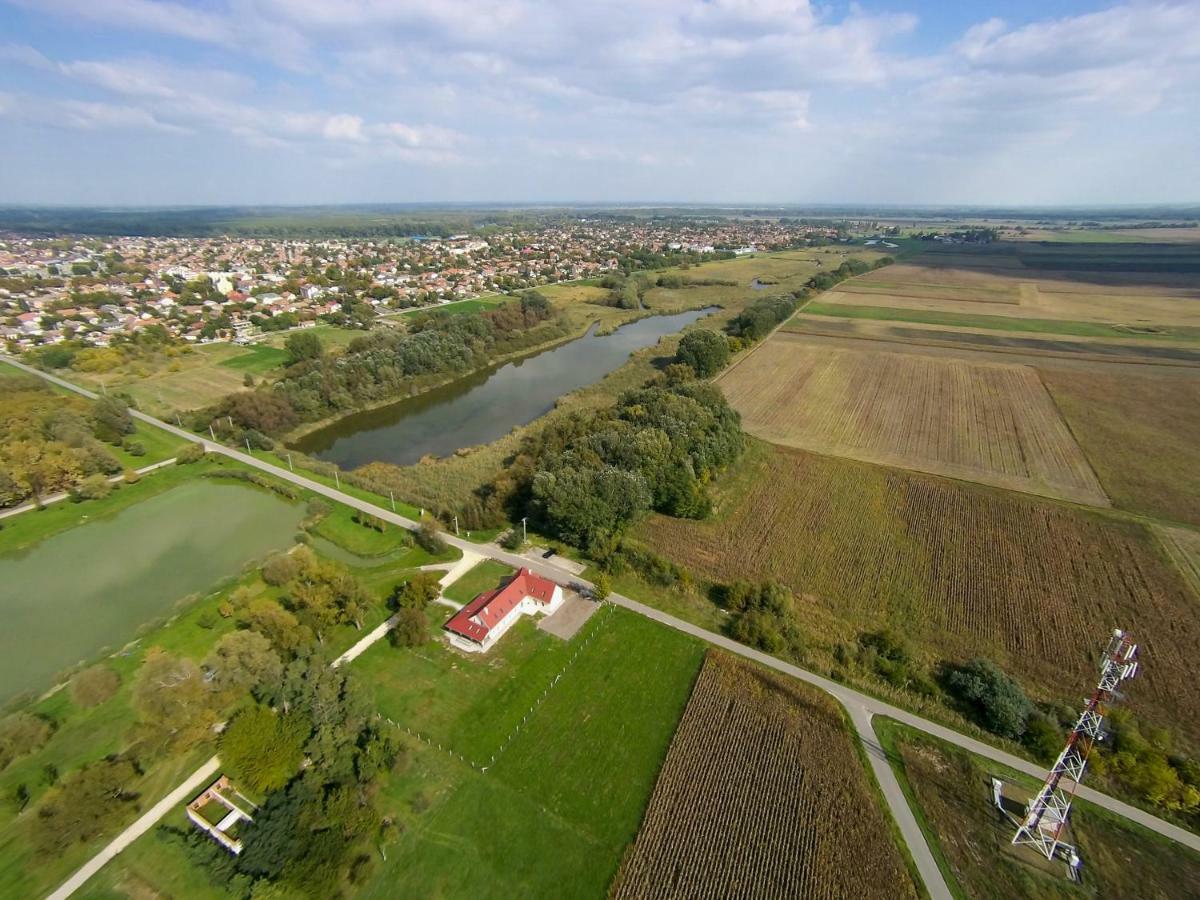 Отель Tiszavilag Pihenohaz Тисакечке Экстерьер фото