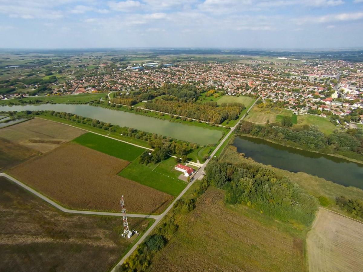 Отель Tiszavilag Pihenohaz Тисакечке Экстерьер фото