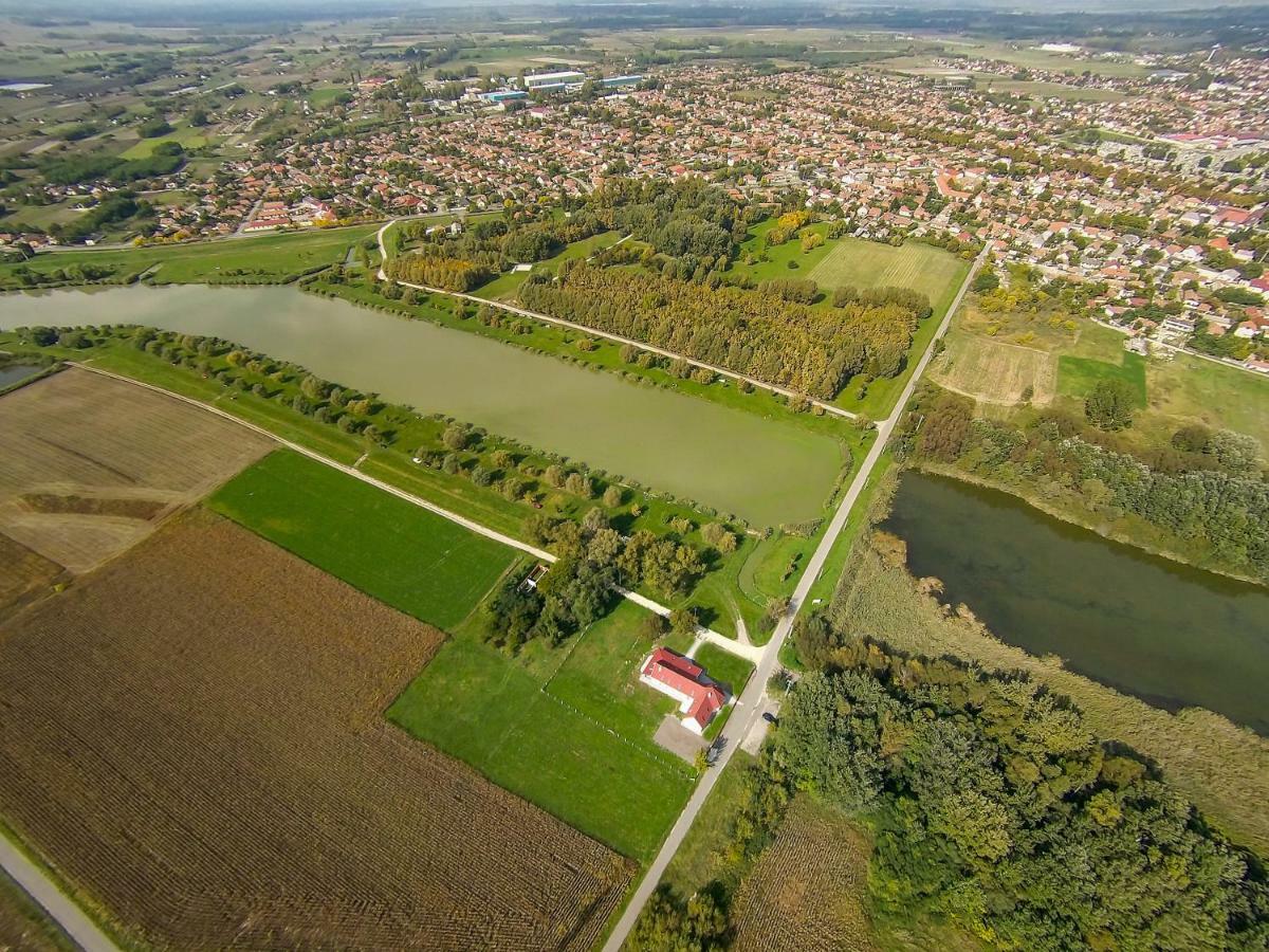 Отель Tiszavilag Pihenohaz Тисакечке Экстерьер фото